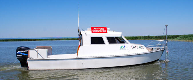 Schiff am Neusiedler See im Zuge einer Messfahrt